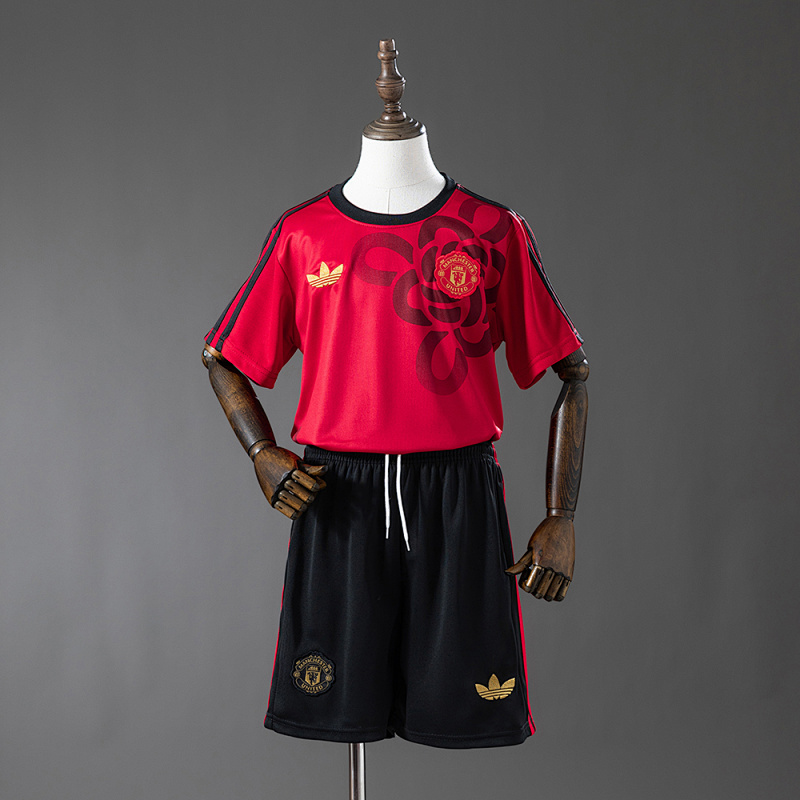 M-U 25/26 Cultural Story - Red Kids Kit Jersey SIZE 16-28 (front)